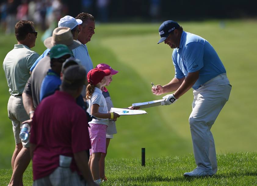 Jason Gore firma autografi a giovani fan del golf durante un allenamento a Edison, New Jersey (Afp)